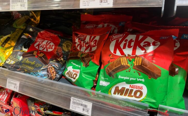 マレーシアで販売されているダークボルネオとミロ味のキットカット