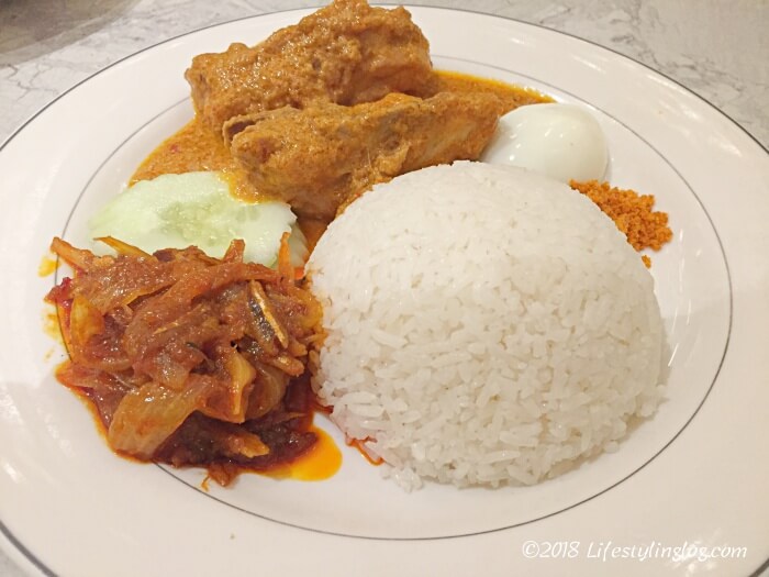 Madam Kwang's（マダムクワンズ）のNasi Lemak（ナシレマ・ナシルマ）