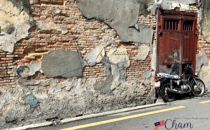 Little Boy with Pet DinosaurとBoy on a Bikeのストリートアート