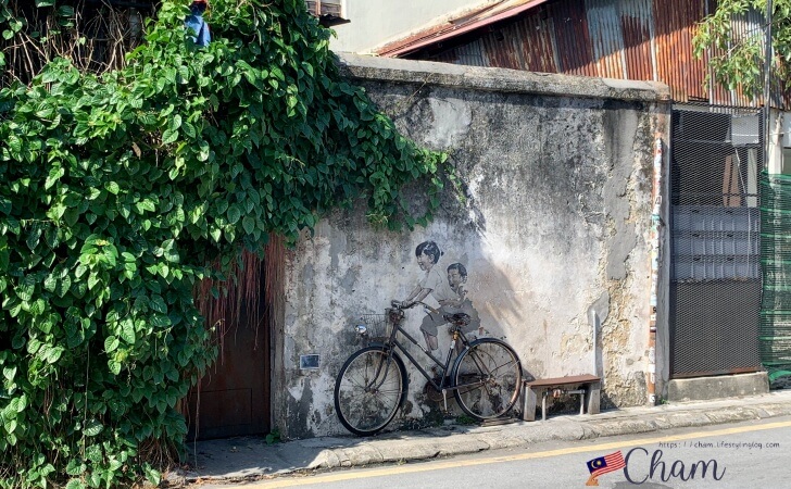 謝公司（Cheah Kongsi）が所有する敷地の壁に描かれたペナンのストリートアート（Kids on Bicycle）