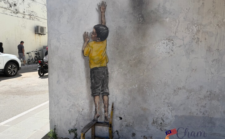 椅子がなくなってしまったErnest Zacharevicによるペナンストリートアート（reaching-up）