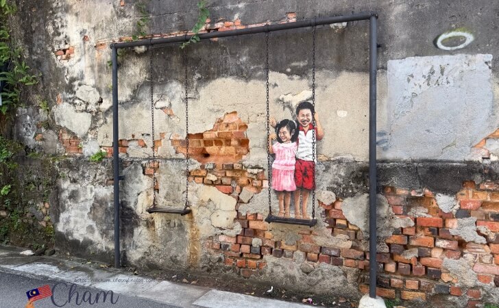ペナンのウォールアート（ブランコに乗る子供たち）