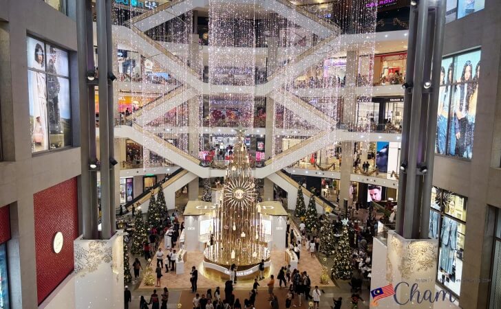 クリスマスデコレーションが施されているパビリオンのセンターコート