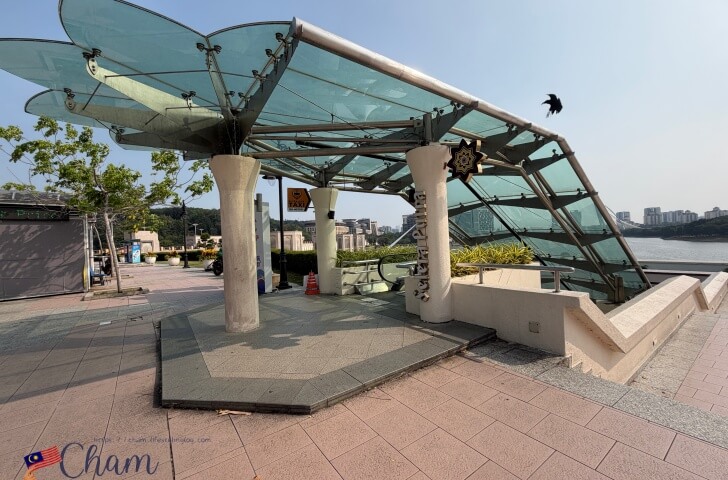 Cruise Tasik Putrajayaのピンクモスククルーズ船乗り場に続く階段