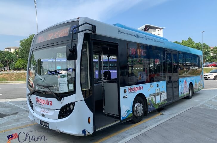 ピンクモスクの近くに行くバス