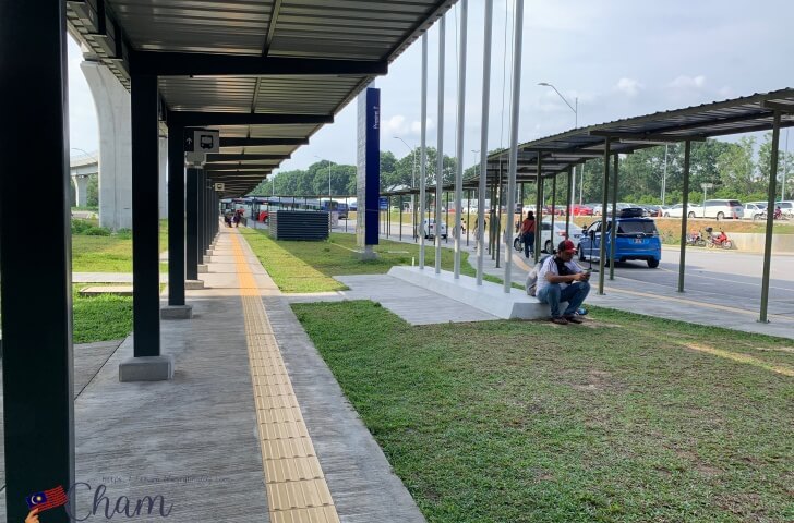 ピンクモスク行きのバス亭があるバスターミナル