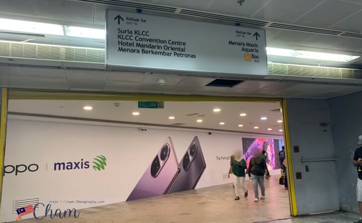KLCC駅の改札口にあるSuria KLCCへの案内表示
