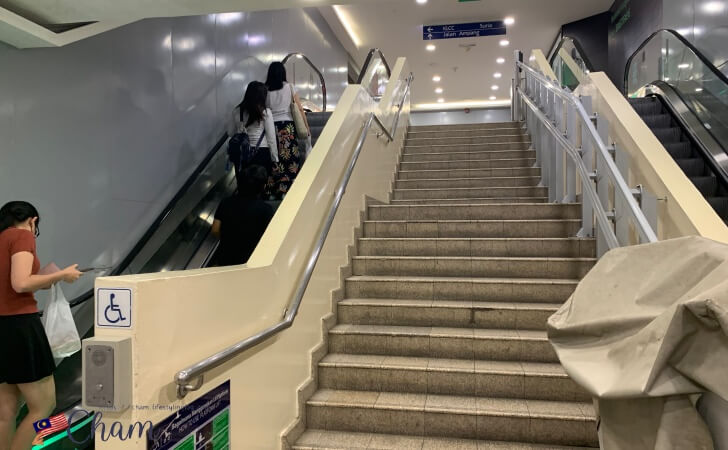 KLCC駅からスリアKLCCに繋がる階段とエスカレーター