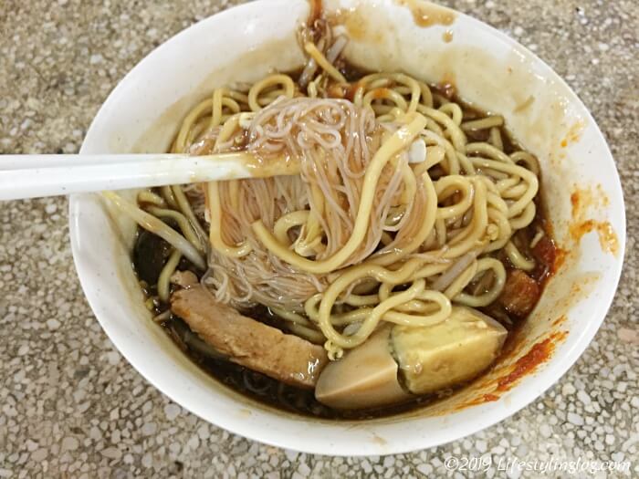 混ぜ合わせた卤麺（ローミー）