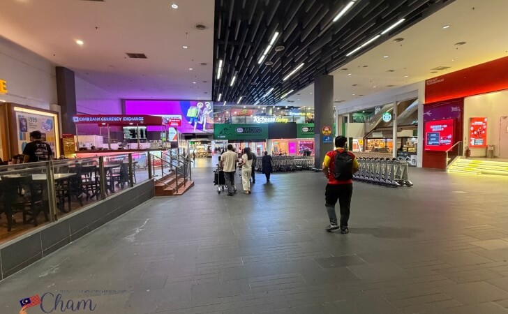 クアラルンプール国際空港ターミナル2の到着口から見える風景