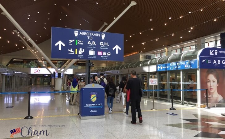 クアラルンプール国際空港（KLIA）の国内線へ向かうエアロトレイン