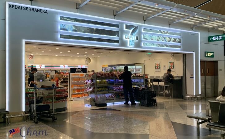 クアラルンプール国際空港の出発フロアにあるセブンイレブン