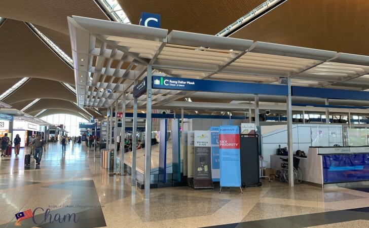 クアラルンプール国際空港ターミナル1のチェックインカウンター
