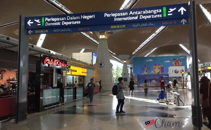 クアラルンプール国際空港（KLIA）のチェックインカウンター