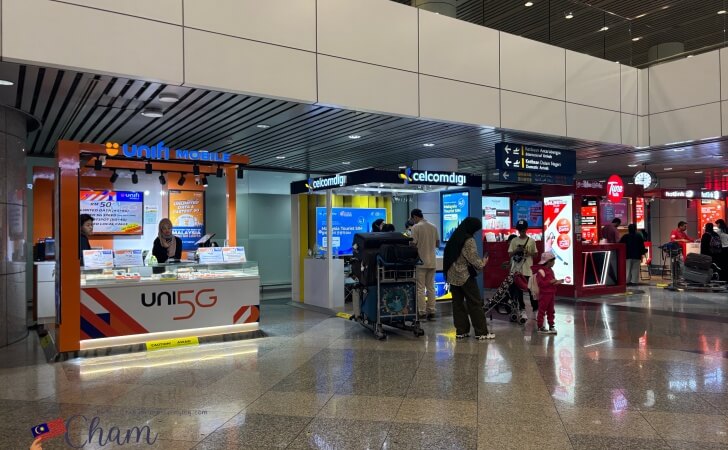 クアラルンプール国際空港の到着ホールにあるMaxisのSIM販売店