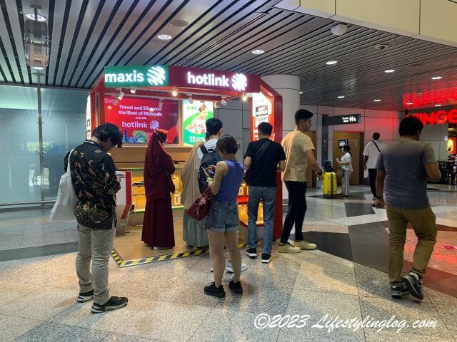 クアラルンプール国際空港の到着ホールにあるMaxisのSIM販売店