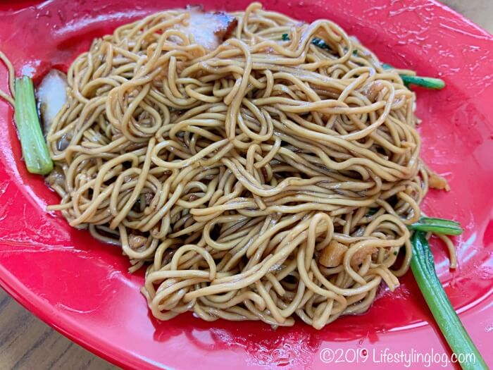 モチモチの自家製麺が使われた九香雲呑麺のワンタンミー