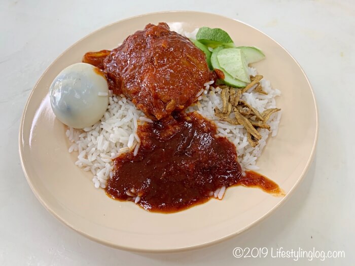 Nasi Lemak WanjoのNasi Lemak（ナシルマ・ナシレマ）とayam merah（チキントマトソース）