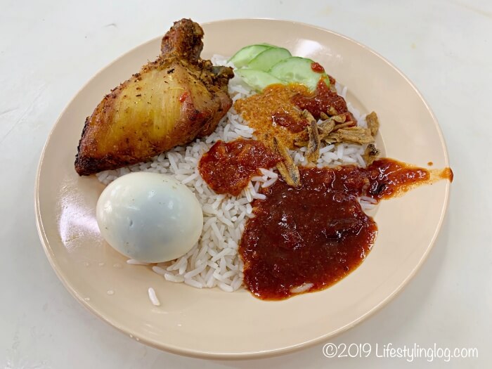 Nasi Lemak WanjoのNasi Lemak（ナシルマ・ナシレマ）とフライドチキン