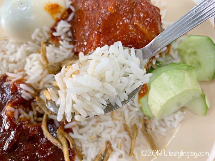 香りの良いNasi Lemak WanjoのNasi Lemak（ナシルマ・ナシレマ）