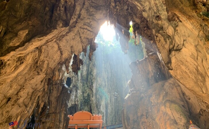 バトゥ洞窟（Batu Caves）の中にある階段と外部から漏れる光