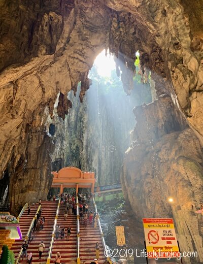 バトゥ洞窟（Batu Caves）の中にある階段と外部から漏れる光