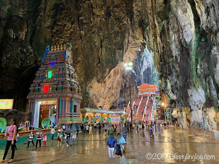 バトゥ洞窟（Batu Caves）の内部と寺院