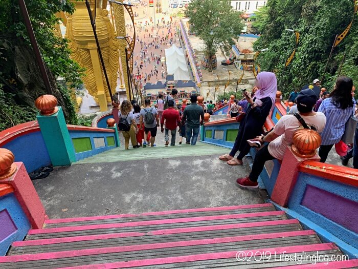 バトゥ洞窟（Batu Caves）の急勾配の階段