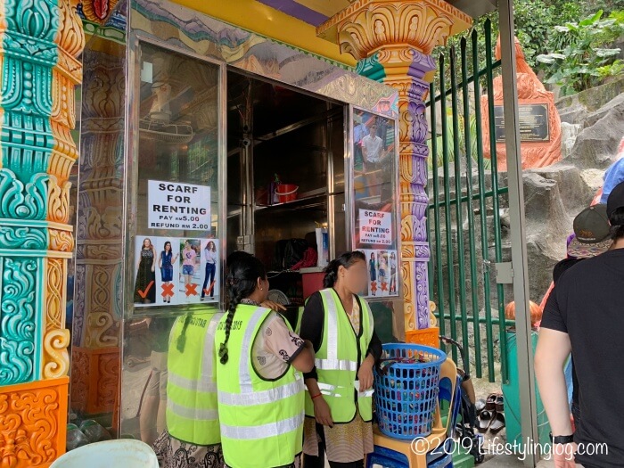 バトゥ洞窟（Batu Caves）の階段前にあるスカーフレンタルスポット