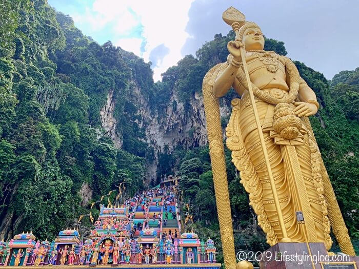 バトゥ洞窟（Batu Caves）の前にあるムルガン像