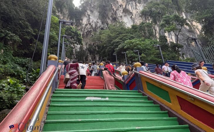 バトゥ洞窟（Batu Caves）の階段を登る人々