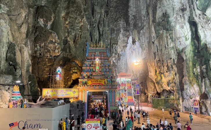 バトゥ洞窟（Batu Caves）の内部と寺院