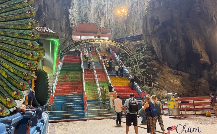 バトゥ洞窟（Batu Caves）の内部の階段