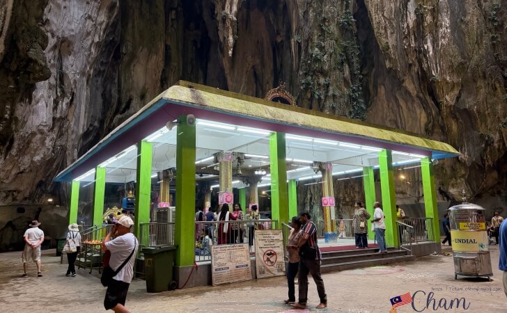バトゥ洞窟（Batu Caves）の内部の階段を登った先にある空間