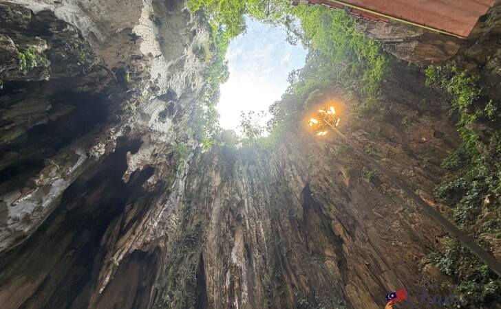 バトゥ洞窟（Batu Caves）の内部の階段を登った先にある空間に注ぎ込む自然光