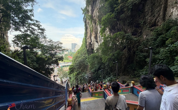 バトゥ洞窟（Batu Caves）の階段を下る人々