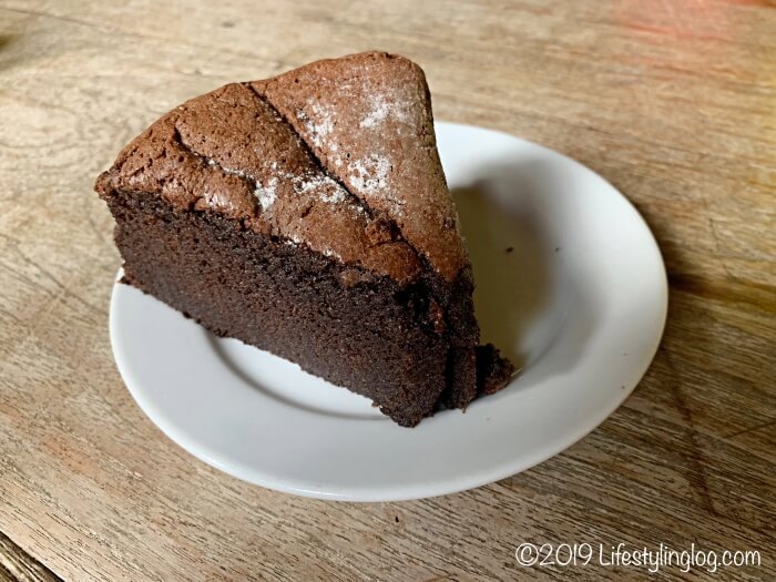 BON TON RESORT LANGKAWI（ボントンリゾートランカウイ）の朝食のチョコレートケーキ