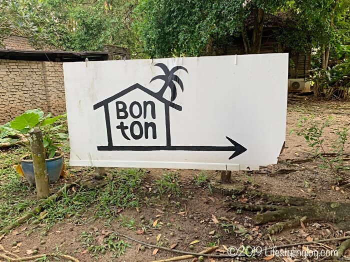 BON TON RESORT LANGKAWI（ボントンリゾートランカウイ）の敷地内にある案内標識