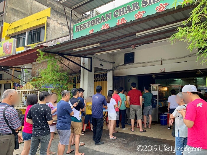 Restoran Char Siew Yoongの前にできた行列