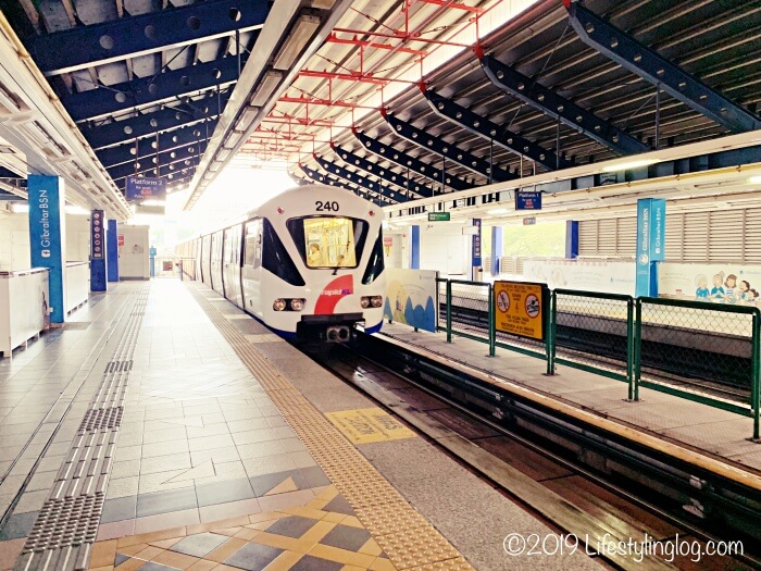 駅に乗り入れるLRTの車両