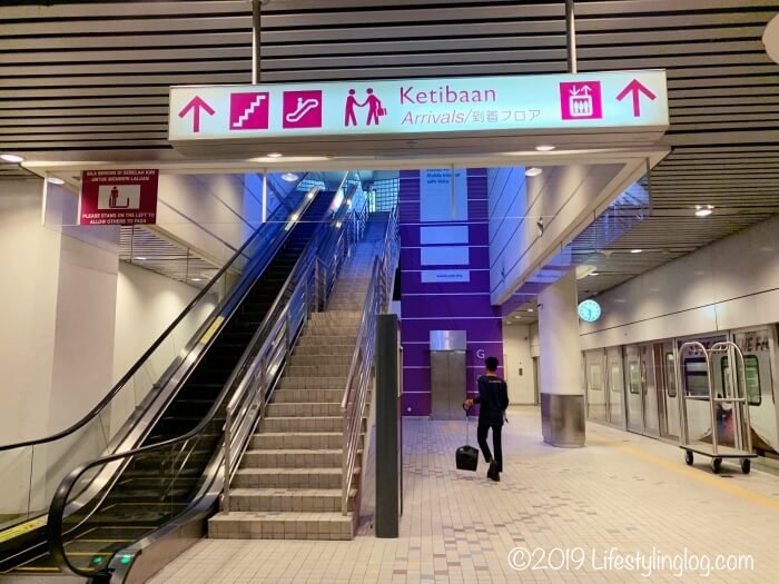 KLIAエクスプレスKLセントラル駅のプラットホーム