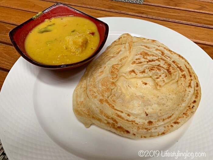 タンジュンルーリゾートの朝食にあるロティチャナイ