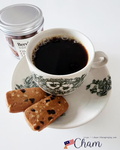 お茶菓子にぴったりのコーヒーチョコレートマカダミアクッキー