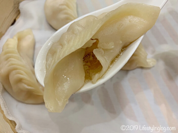 DIN by DIN TAI FUNGの海老入りチキン餃子から溢れ出る肉汁