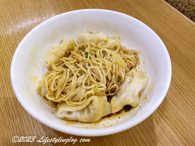 混ぜ合わせた鼎泰豊の紅油蝦肉抄手麵