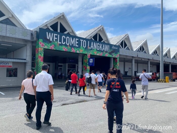 ランカウイ国際空港の到着ロビーに向けて歩いていく人々