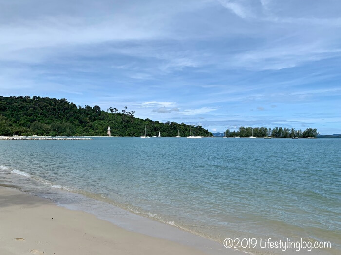 Pantai Kok（パンタイコック）のビーチから見える灯台