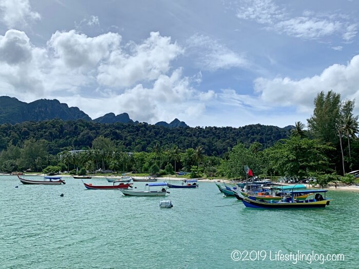 Perdana Quay Light Houseの近くに浮かぶ漁船