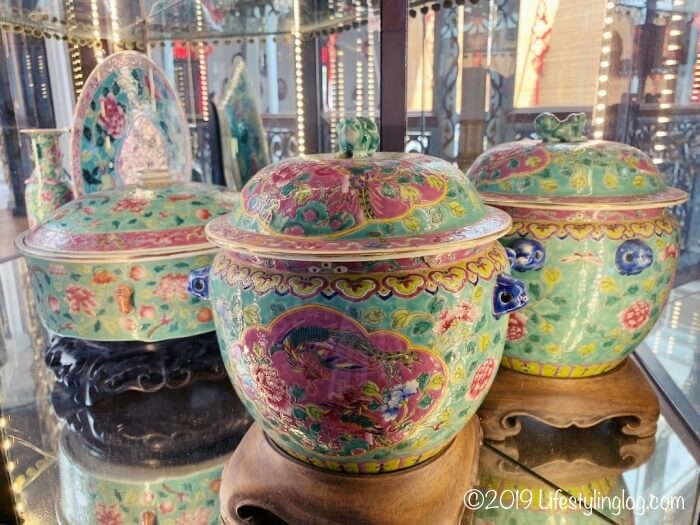 Pinang Peranakan Mansion（ペナンプラナカンマンション）で展示されているプラナカンの陶器