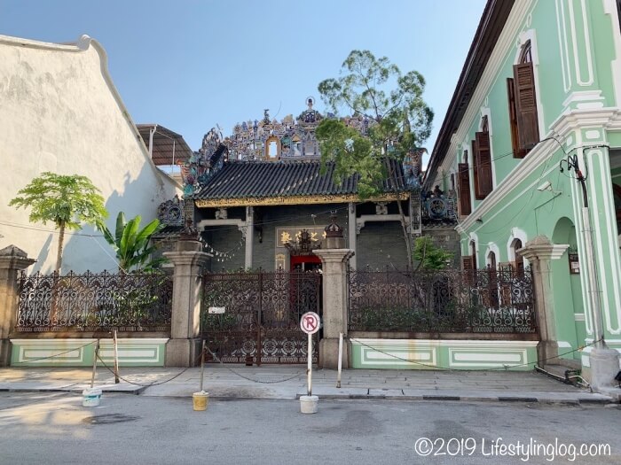 Pinang Peranakan Mansion（ペナンプラナカンマンション）の横にあるお寺